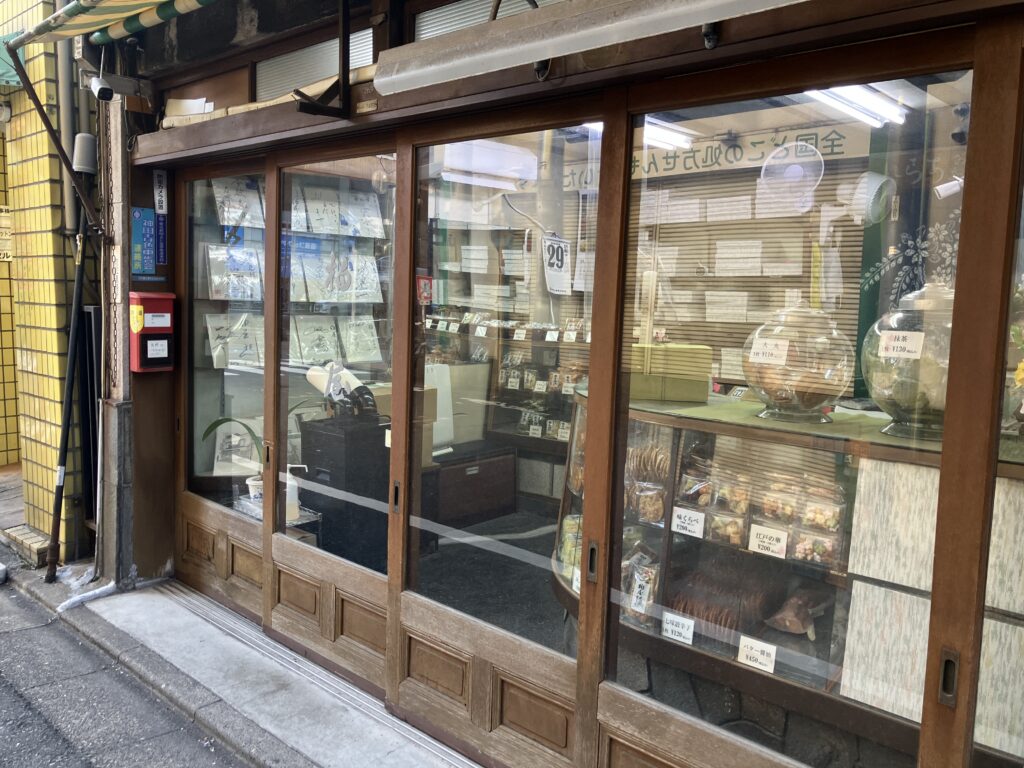 壁には色紙が飾られています。